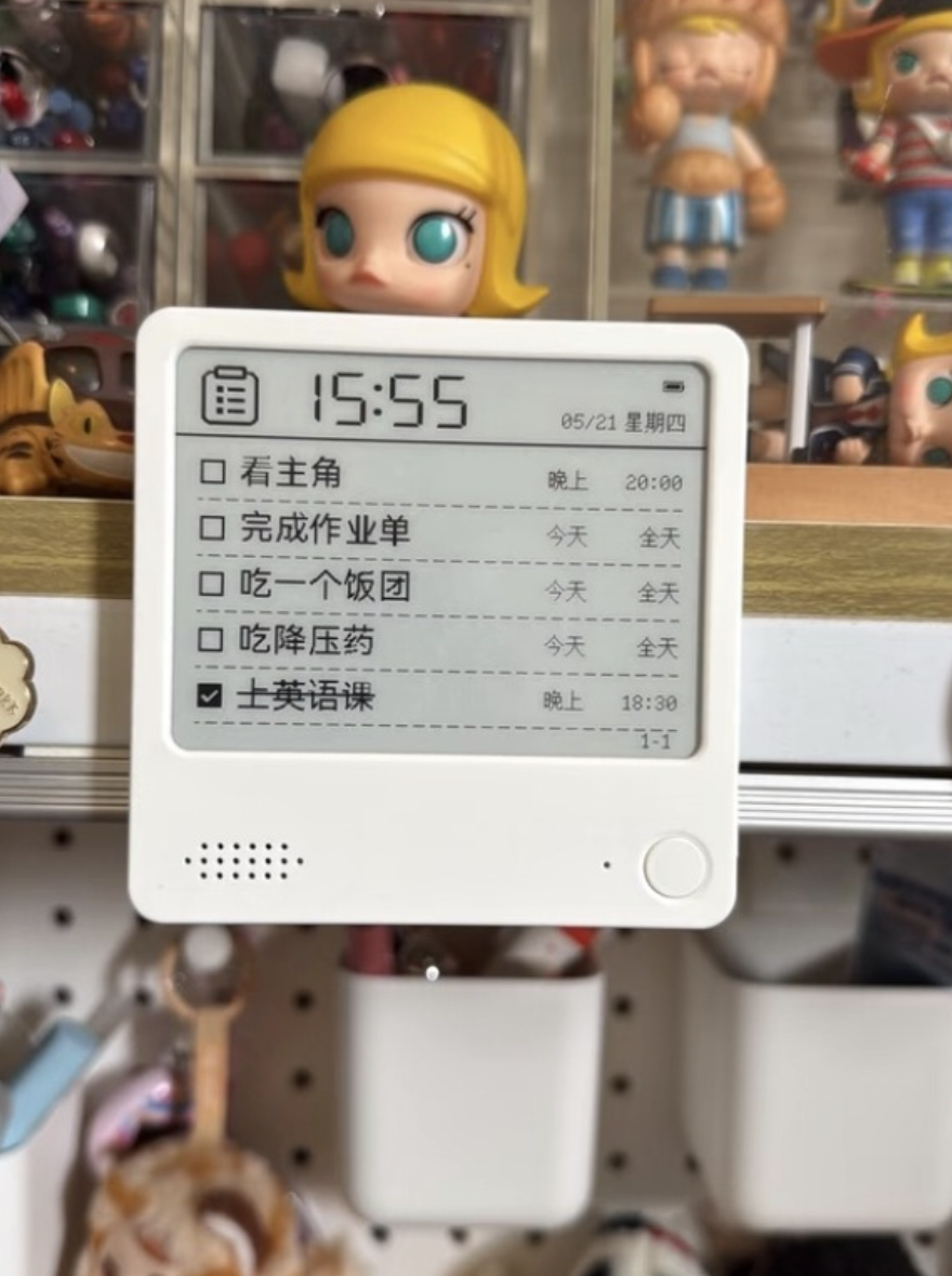 収納壁の前でToDoリストを表示するZECTRIX NOTE4